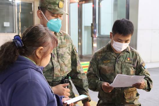 24. 与岗哨卫兵共同检查出入营门人员情况