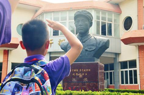 基础医学院举办“情系国防 献礼70年”军营开放日活动