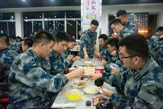 基础医学院四大队组织“情暖冬至，香溢军营”冬至包饺子活动