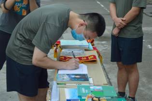 “张华传人”志愿服务队举办书往情深活动